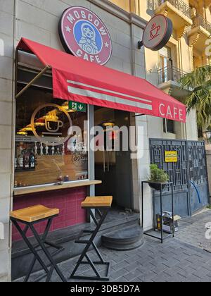 „Äußere eines kleinen modernen Coffeeshops in Damaskus, Syrien, mit stilvollen Sitzgelegenheiten im Freien und gemütlichem urbanem Ambiente.“ Stockfoto