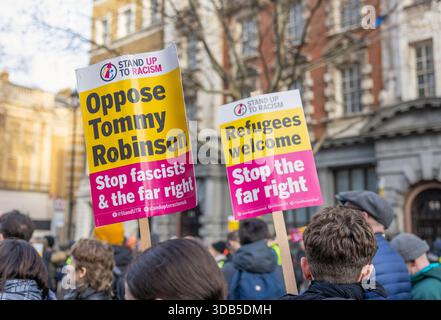 London, England, Vereinigtes Königreich. Dezember 2025. Ein Demonstrant nimmt an der Gegendemonstration Stand Up to Rassiism (SUTR) in Whitehall, London, Teil. Der Anti-Rassismus-Aktivist, der ein Plakat gegen den rechtsextremen Aktivisten Tommy Robinson (echter Name Stephen Yaxley-Lennon) hält, ist Teil einer Versammlung, die organisiert wird, um gegen Robinsons weihnachtsgottesdienst „Unite the Kingdom“ zu protestieren. Die SUTR-Demonstration lehnte die Verwendung christlicher Symbole und die Festtage ab, um eine einwanderungsfeindliche und spaltende Rhetorik zu fördern. Der Gegenprotest wurde unter einem bedeutenden p Stockfoto