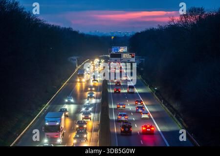 Abendlicher Verkehr auf der A52 zwischen Düsseldorf und Essen, vor dem Autobahnkreuz Breitscheid, stellenweise langsam, Rushhour-Verkehr, Stockfoto