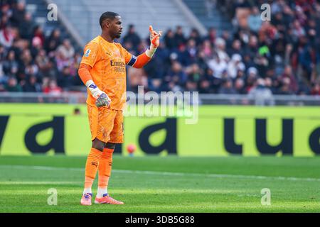 Mike Maignan vom AC Mailand Gesten während des Fußballspiels der Serie A 2025/26 zwischen dem AC Mailand und US Sassuolo im San Siro Stadion in Mailand Stockfoto