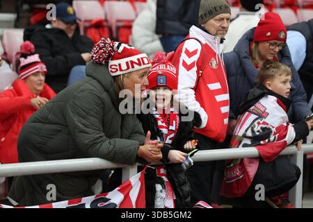 Sunderland, Großbritannien. Dezember 2025. Fans von Sunderland vor dem Spiel Sunderland gegen Newcastle United Premier League im Stadium of Light, Sunderland. Der Bildnachweis sollte lauten: Nigel Roddis/Sportimage Credit: Sportimage Ltd/Alamy Live News Stockfoto