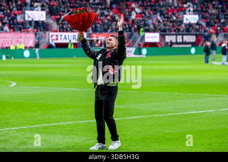 Der ehemalige FC Twente-Spieler Michal Sadilek blickt am 14. Dezember 2025 im de Grolsch Veste Stadion in Enschede auf das niederländische Eredivisie-Spiel zwischen dem FC Twente und Go Ahead Eagles. (Quelle: Warz Brinkerhof/MTB-Foto/Alamy Live News) Stockfoto