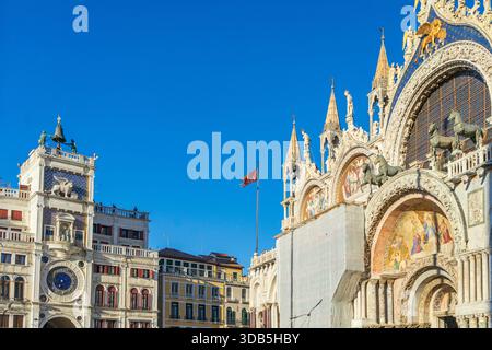 Markusplatz mit Basilika und Uhrturm in Venedig Stockfoto