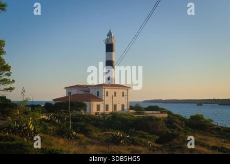 Blick auf den Sonnenuntergang des Leuchtturms von portocolom in der Nähe mit wunderschönem Grün auf mallorca spanien Stockfoto