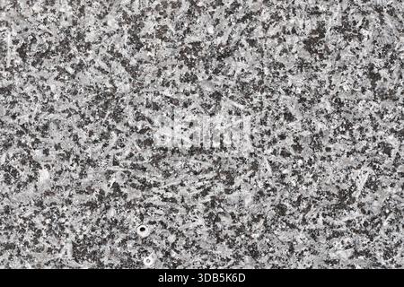 Hochauflösende, nahtlose Hintergrundstruktur eines rauen Granit-Natursteins. Mit einem gesprenkelten Muster aus schwarzen, grauen und weißen Mineralkristallen Stockfoto