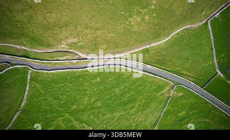Luftaufnahme Der Kurvenreichen Straßen Durch Die Üppigen Green Hills. Stockfoto