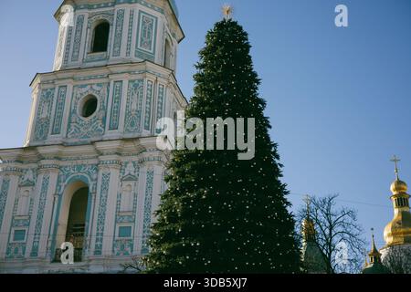 KIEW, Ukraine 13. Dezember 2025 der wichtigste Weihnachtsbaum auf dem Sophia-Platz, hoch vor dem Glockenturm der Heiligen Sophia-Kathedrale unter einer Brille Stockfoto