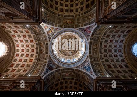 Mantua, Italien - 25. Juli 2025: Blick nach oben auf die Kassettenkuppel und Tonnengewölbe der Basilica di Sant’Andrea in Mantua, reich mit Renaissance bemalt Stockfoto
