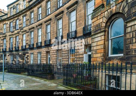 Wohlhabende elegante georgianische Terrassenhäuser in Edinburgh, Schottland Stockfoto