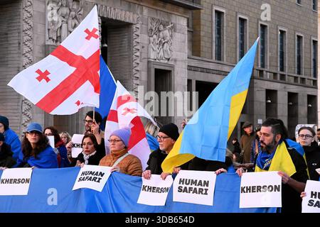Mailand, Italien. Dezember 2025. MAILAND: Ukrainer demonstrieren auf der Piazza Duomo über die Morde in Kerson. Quelle: Unabhängige Fotoagentur/Alamy Live News Stockfoto