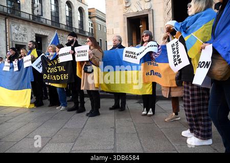 Mailand, Italien. Dezember 2025. MAILAND: Ukrainer demonstrieren auf der Piazza Duomo über die Morde in Kerson. Quelle: Unabhängige Fotoagentur/Alamy Live News Stockfoto