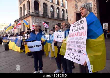 Mailand, Italien. Dezember 2025. MAILAND: Ukrainer demonstrieren auf der Piazza Duomo über die Morde in Kerson. Quelle: Unabhängige Fotoagentur/Alamy Live News Stockfoto