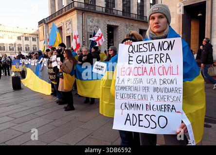 Mailand, Italien. Dezember 2025. MAILAND: Ukrainer demonstrieren auf der Piazza Duomo über die Morde in Kerson. Quelle: Unabhängige Fotoagentur/Alamy Live News Stockfoto