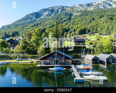 Grundlsee Österreich - 15. September 2025: Luftansicht auf eine kleine Marina am Grundlsee mit Segelbooten in Österreich Stockfoto