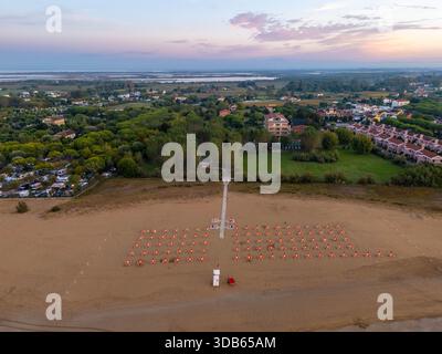 Blick auf den Strand in Ca Savio Italien bei Sonnenaufgang mit Ferienhäusern und der Lagune von Venedig Stockfoto