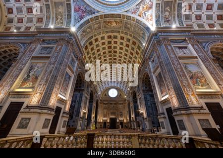 Mantua, Italien - 24. Juli 2025: Weitwinkelblick auf das Kassettengewölbe, die Fresken und das Renaissance-Schiff der Basilica di Sant von Leon Battista Alberti Stockfoto