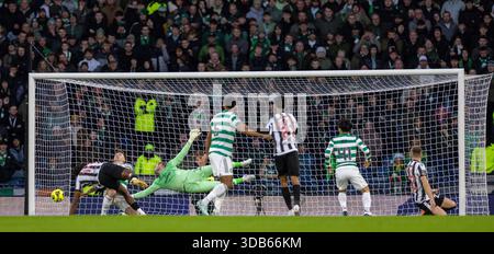 Hampden Park, Glasgow, Großbritannien. Dezember 2025. Das Finale des Scottish Premier Sports Cup, St Mirren gegen Celtic; Marcus Fraser von St Mirren geht an Kasper Schmeichel von Celtic vorbei, um in der 2. Minute Credit: Action Plus Sports/Alamy Live News 1-0 gegen St Mirren zu gewinnen Stockfoto