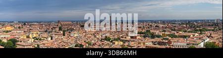 Panoramablick auf die mittelalterlichen, rot gekachelten Dächer und Türme von Bologna, einschließlich der Basilika San Petronio, bei Tageslicht im Sommer. Stockfoto