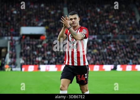 Sunderland, Großbritannien. Dezember 2025. Sunderland Mittelfeldspieler Granit Xhaka (34) applaudiert den Fans während des Spiels Sunderland gegen Newcastle United Premier League am 14. Dezember 2025 im Stadion of Light, Sunderland, England Credit: Phil Duncan/Every Second Media Credit: Every Second Media/Alamy Live News Stockfoto