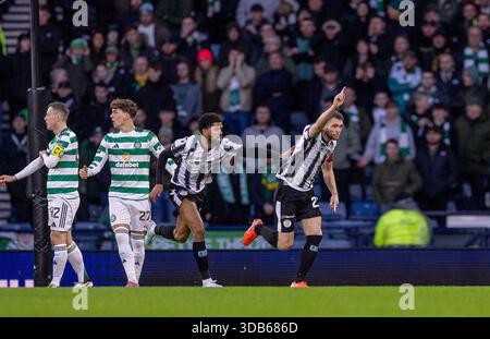 Hampden Park, Glasgow, Großbritannien. Dezember 2025. Das Finale des schottischen Premier Sports Cup, St Mirren gegen Celtic; Marcus Fraser von St Mirren feiert, nachdem er an Kasper Schmeichel aus Celtic vorbeifährt und in der 2. Minute Credit: Action Plus Sports/Alamy Live News 1-0 gegen St Mirren landet Stockfoto