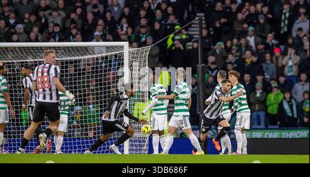 Hampden Park, Glasgow, Großbritannien. Dezember 2025. Das Finale des schottischen Premier Sports Cup, St Mirren gegen Celtic; Marcus Fraser von St Mirren feiert, nachdem er an Kasper Schmeichel aus Celtic vorbeifährt und in der 2. Minute Credit: Action Plus Sports/Alamy Live News 1-0 gegen St Mirren landet Stockfoto