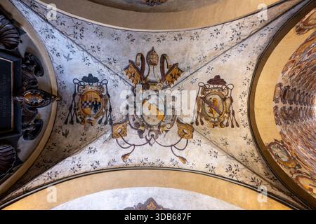Bologna, Italien - 23. Juli 2025: Heraldische Deckenfresken auf einem gewölbten Korridor des Archiginnasio aus dem 16. Jahrhundert, ehemaliges Hauptgebäude der Universi Stockfoto