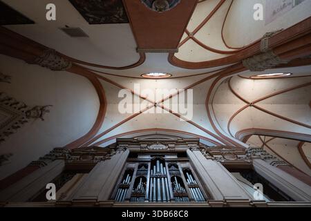 Bologna, Italien - 23. Juli 2025: Blick nach oben auf Rippengewölbe und Pfeifenorgel in der gotischen Basilika San Petronio, Wahrzeichen der Kirche auf der Piazza Maggiore Stockfoto
