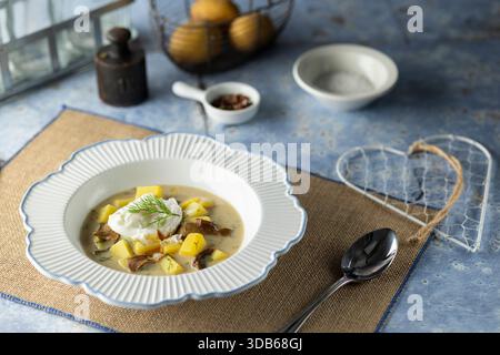 Cremige Kartoffel- und Pilzsuppe mit rustikalem Komfort und Ei Stockfoto