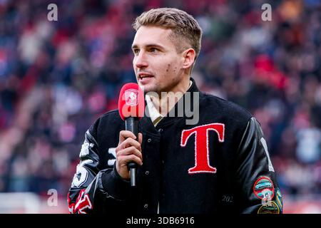 Der ehemalige FC Twente-Spieler Michal Sadilek blickt am 14. Dezember 2025 im de Grolsch Veste Stadion in Enschede auf das niederländische Eredivisie-Spiel zwischen dem FC Twente und Go Ahead Eagles. (Quelle: Warz Brinkerhof/MTB-Foto/Alamy Live News) Stockfoto