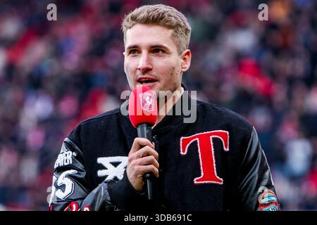 Der ehemalige FC Twente-Spieler Michal Sadilek blickt am 14. Dezember 2025 im de Grolsch Veste Stadion in Enschede auf das niederländische Eredivisie-Spiel zwischen dem FC Twente und Go Ahead Eagles. (Quelle: Warz Brinkerhof/MTB-Foto/Alamy Live News) Stockfoto