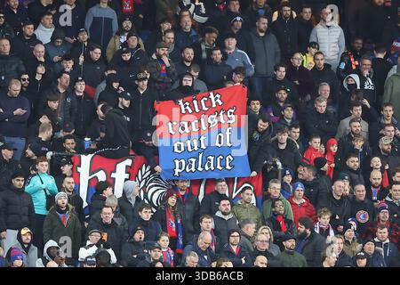 Selhurst Park, Selhurst, London, Großbritannien. Dezember 2025. Premier League Football, Crystal Palace gegen Manchester City; Crystal Palace Holmesdale Fanatikgruppe zeigt ein Banner gegen Rassismus Credit: Action Plus Sports/Alamy Live News Stockfoto