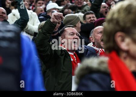 Sunderland, Großbritannien. Dezember 2025. Sunderland-Fans feiern den Sieg beim Premier League-Spiel Sunderland gegen Newcastle United im Stadion of Light, Sunderland, Großbritannien, 14. Dezember 2025 (Foto: Alfie Cosgrove/News Images) *** GER AUT SUI OUT *** in Sunderland, Großbritannien am 14.12.2025. (Foto: Alfie Cosgrove/News Images/SIPA USA) Credit: SIPA USA/Alamy Live News Stockfoto