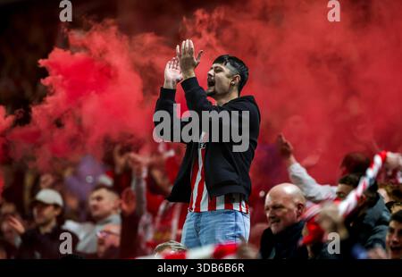 Sunderland, Großbritannien. Dezember 2025. Sunderland-Fan feiert den Sieg beim Spiel Sunderland gegen Newcastle United Premier League im Stadium of Light, Sunderland, England am 14. Dezember 2025 Credit: Phil Duncan/Every Second Media Credit: Every Second Media/Alamy Live News Stockfoto