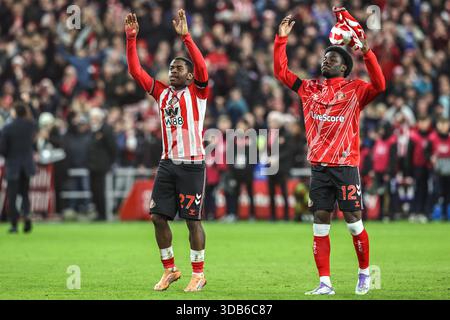 Sunderland, Großbritannien. Dezember 2025. Noah Sadiki aus Sunderland und Eliezer Mayenda aus Sunderland feiern den Sieg beim Premier League-Spiel Sunderland gegen Newcastle United im Stadion of Light, Sunderland, Vereinigtes Königreich, 14. Dezember 2025 (Foto: Alfie Cosgrove/News Images) *** GER AUT SUI OUT *** in Sunderland, Vereinigtes Königreich am 14. Dezember 2025. (Foto: Alfie Cosgrove/News Images/SIPA USA) Credit: SIPA USA/Alamy Live News Stockfoto