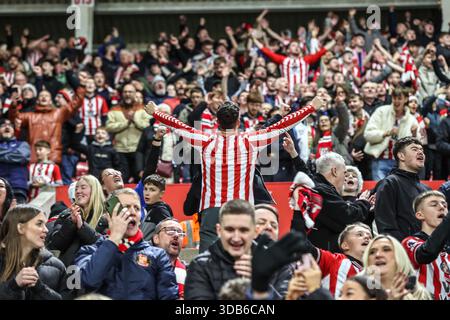 Sunderland, Großbritannien. Dezember 2025. Sunderland-Fans feiern den Sieg beim Premier League-Spiel Sunderland gegen Newcastle United im Stadion of Light, Sunderland, Großbritannien, 14. Dezember 2025 (Foto: Alfie Cosgrove/News Images) *** GER AUT SUI OUT *** in Sunderland, Großbritannien am 14.12.2025. (Foto: Alfie Cosgrove/News Images/SIPA USA) Credit: SIPA USA/Alamy Live News Stockfoto