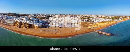Luftpanorama von der historischen Stadt Albufeira an der Algarve Portugal Stockfoto