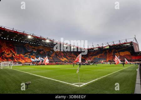 ENSCHEDE - atmosphärisches Bild der Art déco-Aktion, die das 700-jährige Bestehen der Stadt Enschede während des niederländischen Eredivisie-Spiels zwischen dem FC Twente und Go Ahead Eagles im de Grolsch Veste Stadium am 14. Dezember 2025 in Enschede, Niederlande feiert. ANP VINCENT JANNINK Stockfoto
