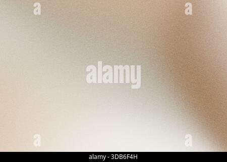 Der Hintergrund mit weichem beigefarbenem und braunem Farbverlauf sorgt für eine subtile Textur mit analogem Filmmarnungseffekt Stockfoto