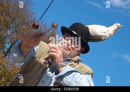 Die Conker-Weltmeisterschaft begann 1965 in Ashton, Northamptonshire, als Angler aufgrund des schlechten Angelwetters einen improvisierten Wettbewerb in einem Pub veranstalteten. Es lief dort 45 Jahre lang, bevor es 2009 zu einem größeren Veranstaltungsort bei den Shuckburgh Arms in Southwick, Northants, zog. Bei diesem jährlichen Event am zweiten Sonntag im Oktober werden Spieler auf der ganzen Welt gesträngte Rosskastanien (Konker) zerschlagen, bis einer zerbricht. Zu den Kategorien gehören Männer, Frauen, Teams und Junioren; schicke Kleidung ist üblich, und es sammelt Spenden für wohltätige Organisationen. Stockfoto