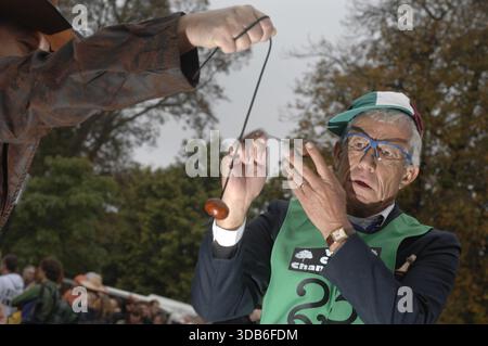 Die Conker-Weltmeisterschaft begann 1965 in Ashton, Northamptonshire, als Angler aufgrund des schlechten Angelwetters einen improvisierten Wettbewerb in einem Pub veranstalteten. Es lief dort 45 Jahre lang, bevor es 2009 zu einem größeren Veranstaltungsort bei den Shuckburgh Arms in Southwick, Northants, zog. Bei diesem jährlichen Event am zweiten Sonntag im Oktober werden Spieler auf der ganzen Welt gesträngte Rosskastanien (Konker) zerschlagen, bis einer zerbricht. Zu den Kategorien gehören Männer, Frauen, Teams und Junioren; schicke Kleidung ist üblich, und es sammelt Spenden für wohltätige Organisationen. Stockfoto