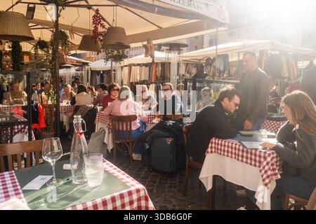 Rom Campo de Fiori Restaurants, Leute essen Stockfoto