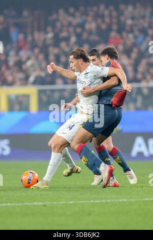 Genua, Italien. Dezember 2025. InterÕs Pio Esposito kämpft mit GenoaÕs Sebastian Otoa während des Fußballspiels der Serie A zwischen Genua und Inter im Luigi Ferraris Stadion in Genua, Italien - Sonntag, den 14. Dezember 2025. Sport - Fußball . (Foto: Tano Pecoraro/Lapresse) Credit: LaPresse/Alamy Live News Stockfoto