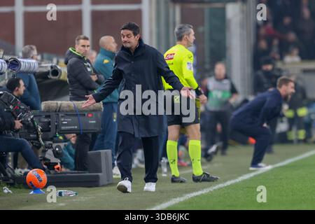 Genua, Italien. Dezember 2025. InterÕs-Cheftrainer Cristian Chivu während des Fußballspiels der Serie A zwischen Genua und Inter im Luigi Ferraris-Stadion in Genua, Italien - Sonntag, den 14. Dezember 2025. Sport - Fußball . (Foto: Tano Pecoraro/Lapresse) Credit: LaPresse/Alamy Live News Stockfoto