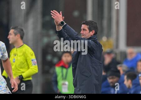 Genua, Italien. Dezember 2025. InterÕs-Cheftrainer Cristian Chivu während des Fußballspiels der Serie A zwischen Genua und Inter im Luigi Ferraris-Stadion in Genua, Italien - Sonntag, den 14. Dezember 2025. Sport - Fußball . (Foto: Tano Pecoraro/Lapresse) Credit: LaPresse/Alamy Live News Stockfoto