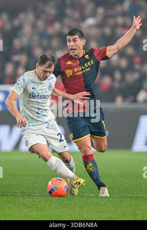 Genua, Italien. Dezember 2025. GenoaÕs Ruslan Malinovskyi kämpft mit InterÕs Nicol˜ Barella während des Fußballspiels der Serie A zwischen Genua und Inter im Luigi Ferraris Stadion in Genua, Italien - Sonntag, den 14. Dezember 2025. Sport - Fußball . (Foto: Tano Pecoraro/Lapresse) Credit: LaPresse/Alamy Live News Stockfoto
