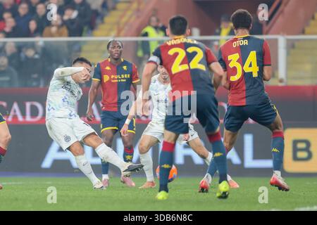 Genua, Italien. Dezember 2025. InterÕs Lautaro Martinez erzielt ein Tor während des Fußballspiels der Serie A zwischen Genua und Inter im Luigi Ferraris Stadion in Genua, Italien - Sonntag, den 14. Dezember 2025. Sport - Fußball . (Foto: Tano Pecoraro/Lapresse) Credit: LaPresse/Alamy Live News Stockfoto