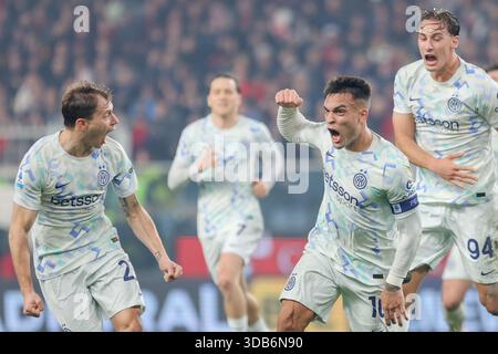 Genua, Italien. Dezember 2025. Inter's Lautaro Martinez feiert, nachdem er ein Tor für seine Mannschaft während des Fußballspiels der Serie A zwischen Genua und Inter im Luigi Ferraris Stadion in Genua, Italien, erzielte 2025. Sport - Fußball . (Foto: Tano Pecoraro/Lapresse) Credit: LaPresse/Alamy Live News Stockfoto