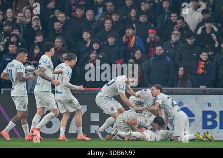 Genua, Italien. Dezember 2025. Inter's Lautaro Martinez feiert, nachdem er ein Tor für seine Mannschaft während des Fußballspiels der Serie A zwischen Genua und Inter im Luigi Ferraris Stadion in Genua, Italien, erzielte 2025. Sport - Fußball . (Foto: Tano Pecoraro/Lapresse) Credit: LaPresse/Alamy Live News Stockfoto