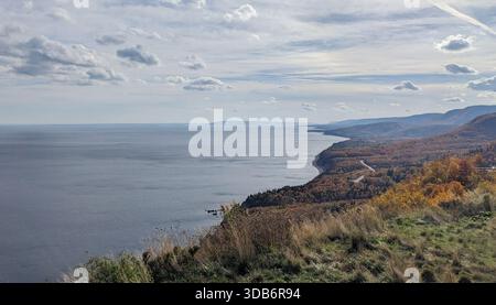 Ein horizontaler Blick vom Kelly’s Mountain auf dem Cabot Trail, Cape Breton, Nova Scotia, mit Blick auf den Atlantischen Ozean. Kurvige Autobahnkurven durch V Stockfoto