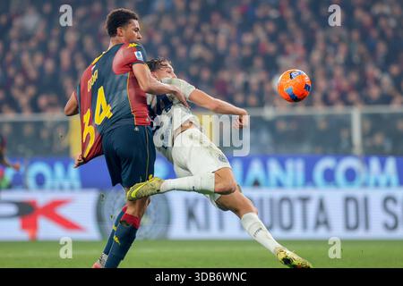 Genua, Italien. Dezember 2025. Der Genuaer Sebastian Otoa kämpft mit Inter's Pio Esposito während des Fußballspiels der Serie A zwischen Genua und Inter im Luigi Ferraris Stadion in Genua, Italien - Sonntag, den 14. Dezember 2025. Sport - Fußball . (Foto: Tano Pecoraro/Lapresse) Credit: LaPresse/Alamy Live News Stockfoto